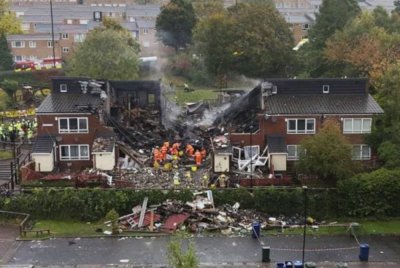Rakaman yang dikongsi di media sosial menunjukkan dua rumah hampir musnah sepenuhnya dalam kebakaran yang berlaku awal pagi ini. Foto AP