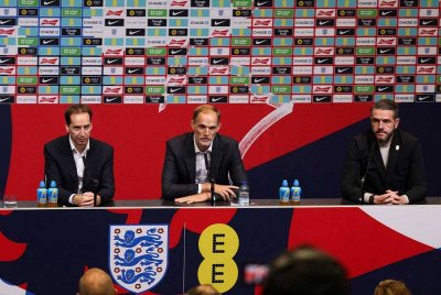 Tuchel (tengah) menjawab pertanyaan wartawan semasa sidang media pertamanya sebagai pengendali England di Wembley. Foto: AFP