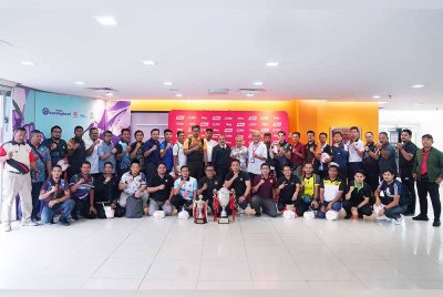 Muhammad Nasir dan Hashim (berdiri, tengah) bersama pengurus 32 pasukan yang akan bersaing dalam kejohanan Piala Datuk Mokhtar Dahari bawah 15 tahun.