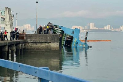Feri Pulau Kapas yang dilaporkan tenggelam di PSAH pada pagi Khamis.