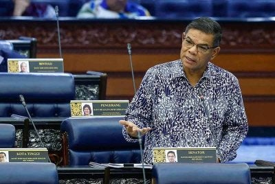 Menteri Dalam Negeri Datuk Seri Saifuddin Nasution Ismail menjawab soalan ketika waktu pertanyaan-pertanyaan Menteri pada Persidangan Dewan Rakyat sempena Mesyuarat Ketiga Penggal Ketiga Parlimen ke-15 di Bangunan Parlimen hari ini. Foto Bernama