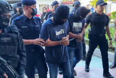 Kedua-dua suspek tiba di pekarangan mahkamah pada jam 8.15 pagi bagi mengikuti pendakwaan kes terhadap mereka.