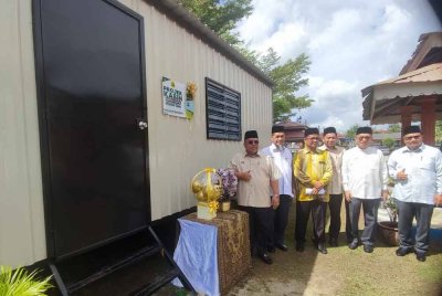 Dr Abd Ghani (kiri) menyempurnakan Majlis Penyerahan Projek Kabin Guru Kafa Tahun 2024 Sumbangan Baitulmal Majlis Agama Islam Negeri Kedah di Sekolah Kebangsaan (SK) Pokok Sena, pada Khamis.