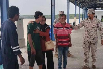 Ketiga-tiga mangsa yang ditemui selamat dibawa ke jeti Zon Maritim Kemaman untuk rawatan.