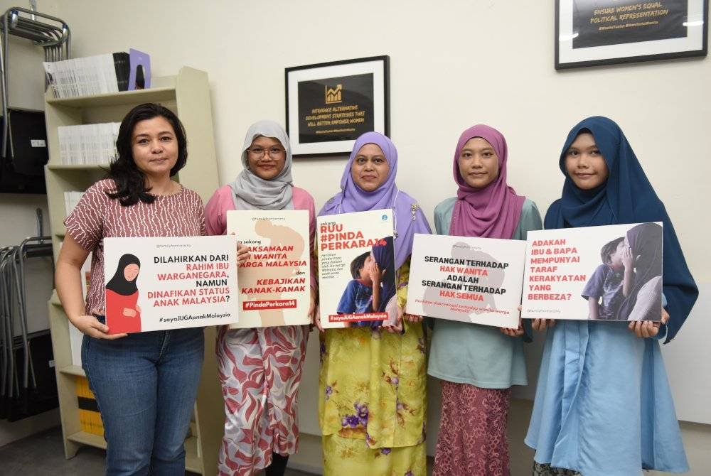 Aniza (tengah) bersama anak sulungnya, Nadila Fitriani (dua dari kanan), anak ketiga, Halimah Nurulain (kanan), anak kedua, Atika Mawarni (dua dari kiri) dan Presiden Family Frontiers, Suriyani Kempe.