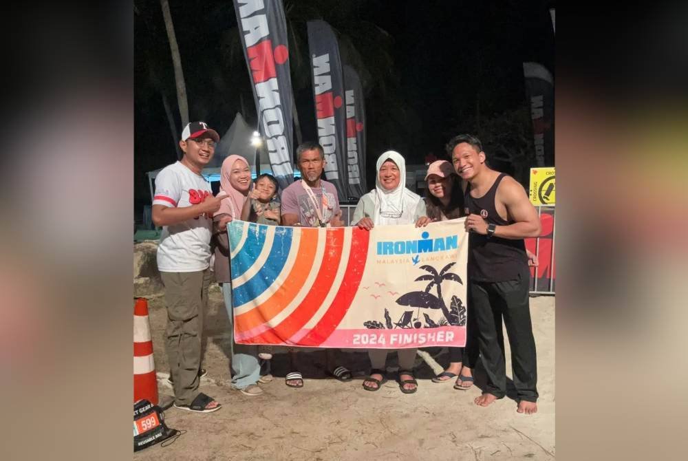 Tajudin (tengah) bersama keluarga selepas Kejohanan Ironman Malaysia.