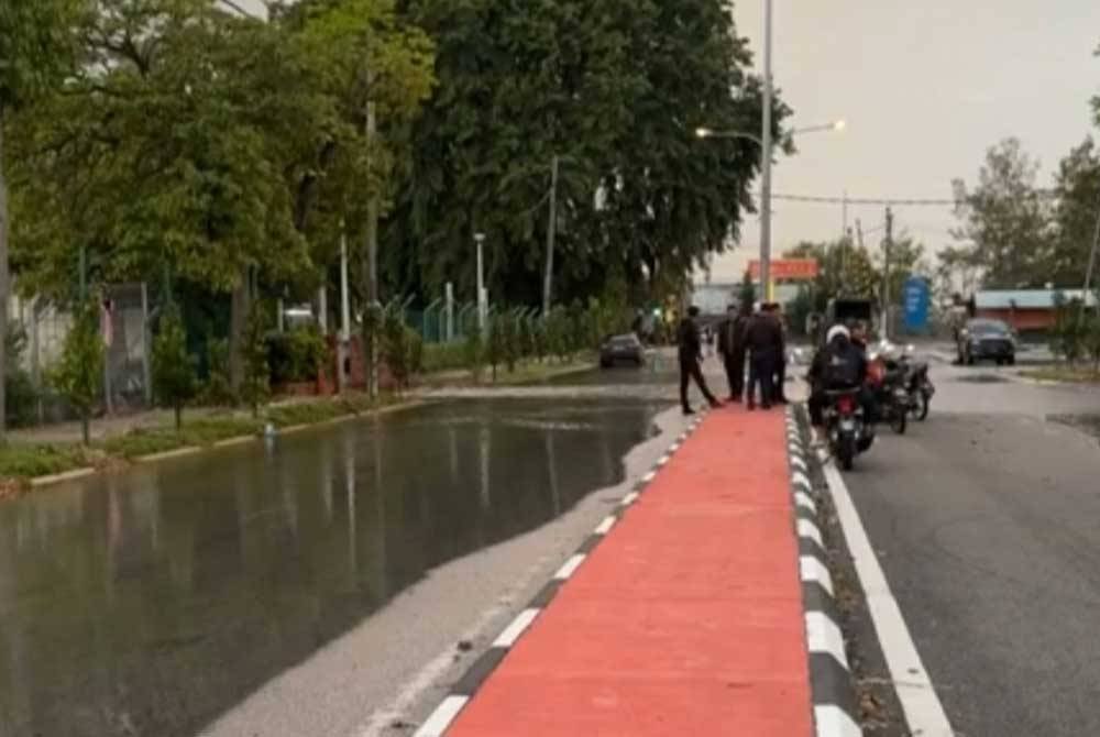 Keadaan jalan utama berhampiran Balai Polis Pelabuhan Klang pada Jumaat.