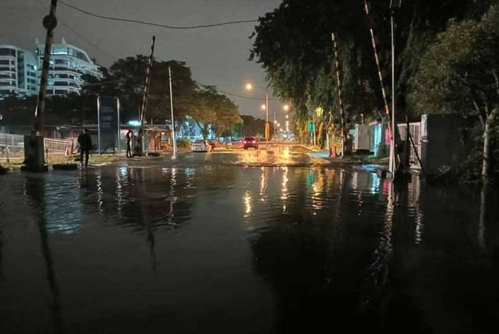 Fenomena air laut pasang besar menyebabkan jalan utama di sekitar Pelabuhan Klang dan Jeti Pulau Ketam dilimpahi air.