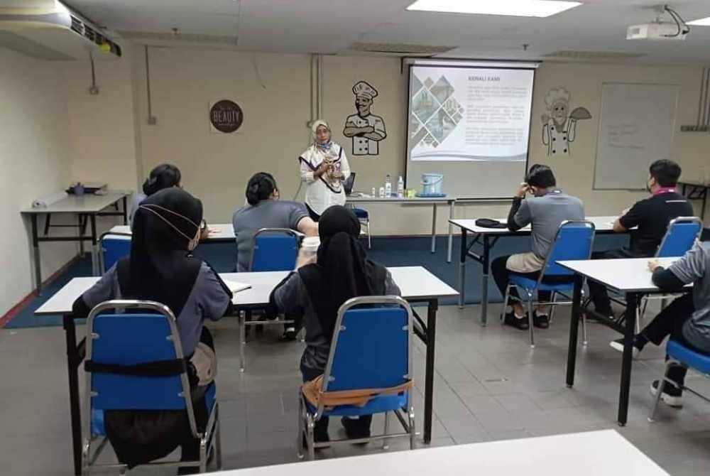 NOR AZWA (berdiri) berhasrat mahu melahirkan lebih ramai jurusertu terutama dalam kalangan eksekutif halal. -Foto: IHSAN SERTWO INTERNATIONAL SDN BHD