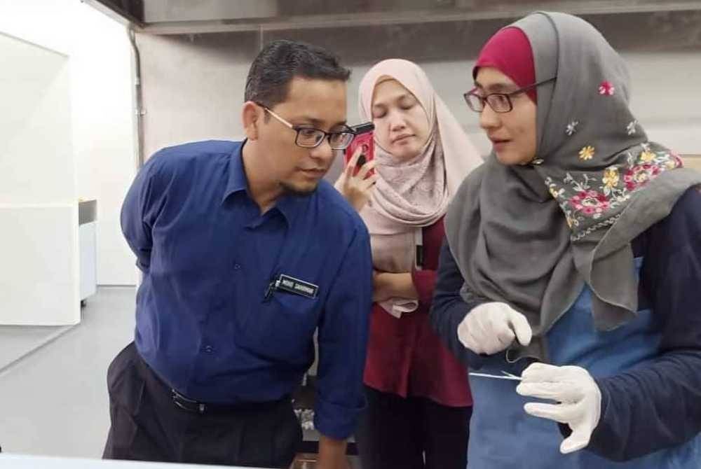 NOR AZWA (kanan) begitu menitikberatkan soal SOP dan kerja-kerja sertu di lapangan kerana ia membabitkan perihal hukum dalam agama. -Foto: IHSAN SERTWO INTERNATIONAL SDN BHD