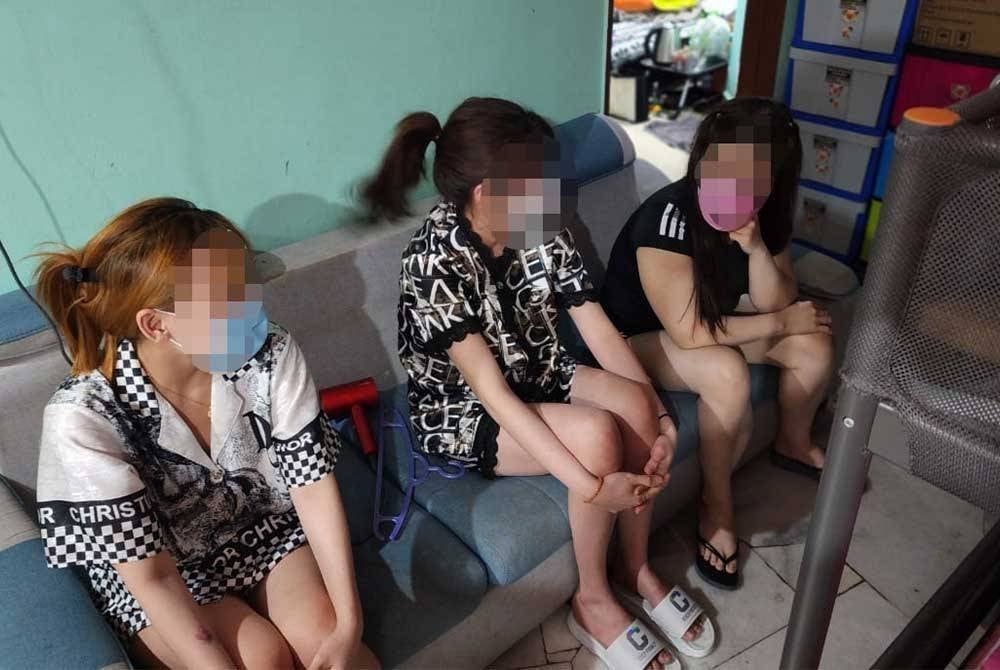 Antara wanita warga asing yang ditahan dalam serbuan premis disyaki terlibat kegiatan pelacuran di Kepong, Kuala Lumpur pada Khamis.
