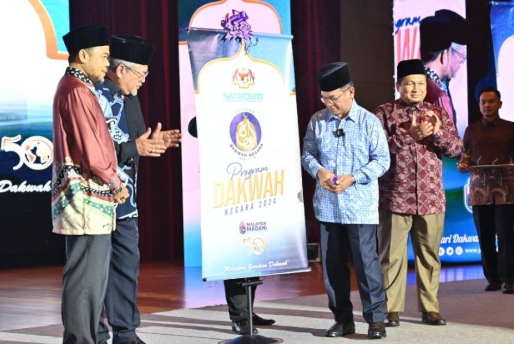 MOHD NA'IM (tengah) ketika melakukan gimik perasmian Program Dakwah Negara 2024 (PDN24) Ogos lalu. 