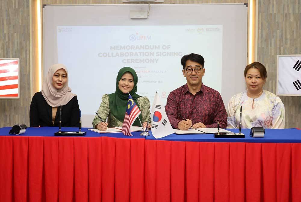 Sharifah Syahirah (dua dari kiri) bersama wakil daripada Korea Selatan menandatangani kerjasama akademik.