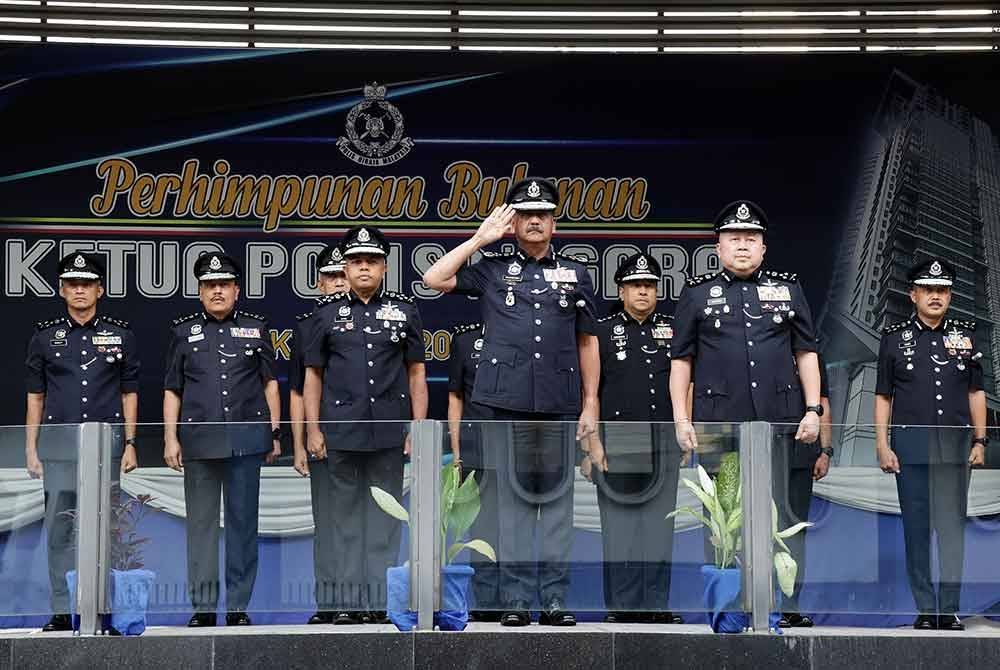 Razarudin (tengah) memberi tabik hormat pada Perhimpunan Bulanan Ketua Polis Negara bagi bulan Oktober anjuran Jabatan Siasatan Jenayah Narkotik (JSJN) di Ibu Pejabat Polis Bukit Aman, Kuala Lumpur pada Jumaat.
Foto: PDRM.