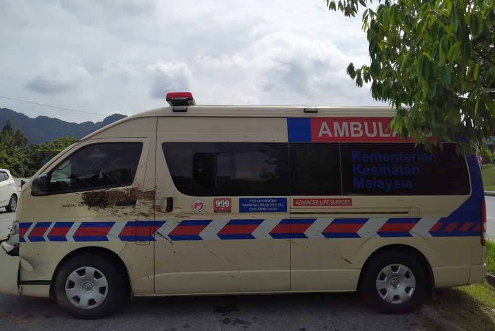 Kejadian jam 4 pagi itu berlaku semasa ambulans tersebut dalam perjalanan dari Hospital Gua Musang menghala ke Hospital Sultan Ismail Petra, Kuala Krai.
