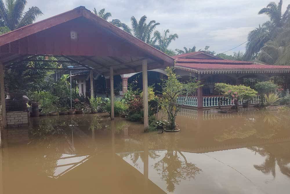 Sebuah rumah penduduk ditenggelami banjir akibat fenomena air pasang pada Jumaat.