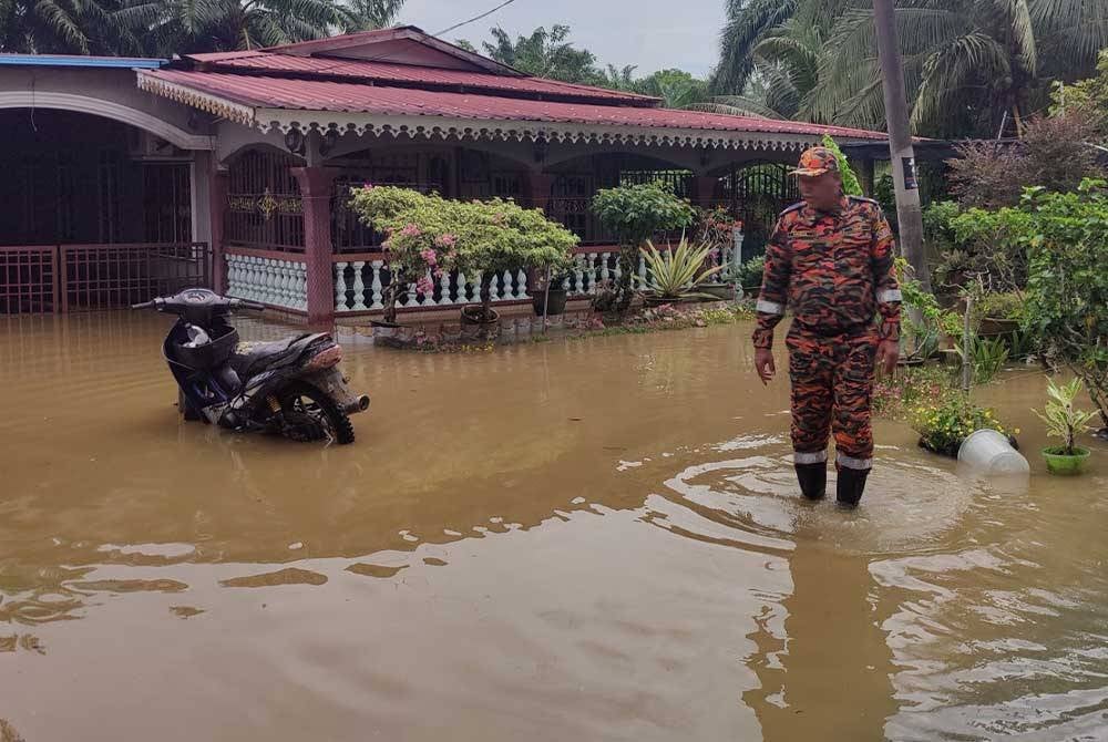 Samsol meninjau salah sebuah rumah penduduk yang dilanda banjir di Kampung Parit 16 Tanjung Medan, Sungai Panjang di sini pada Jumaat.