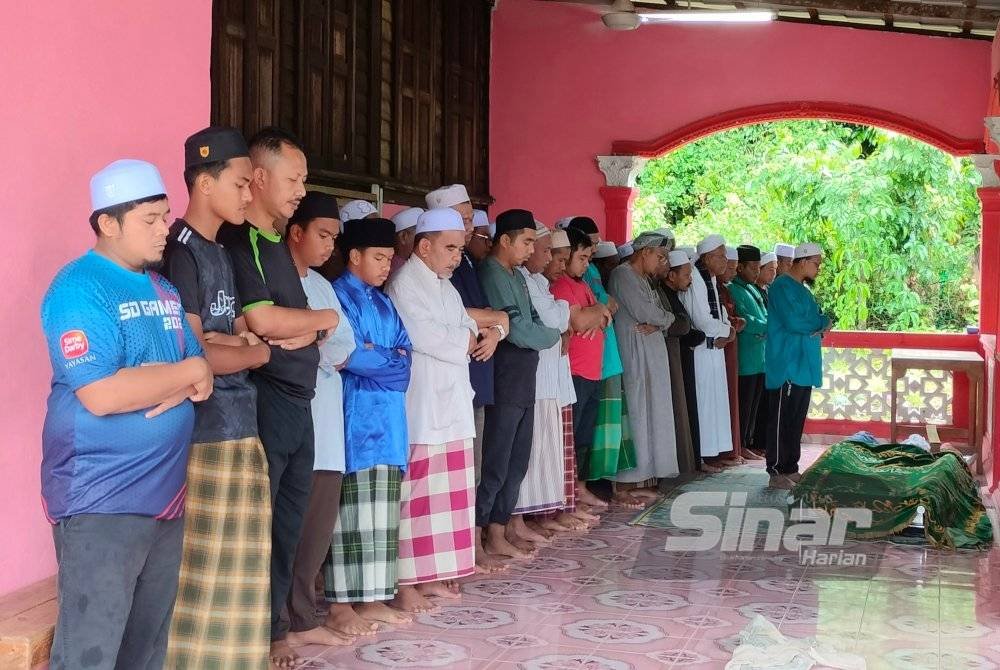 Jenazah disembahyang di rumah keluarga di Kampung Surau, Mukim Siong, Baling, Kedah selepas solat Jumaat.