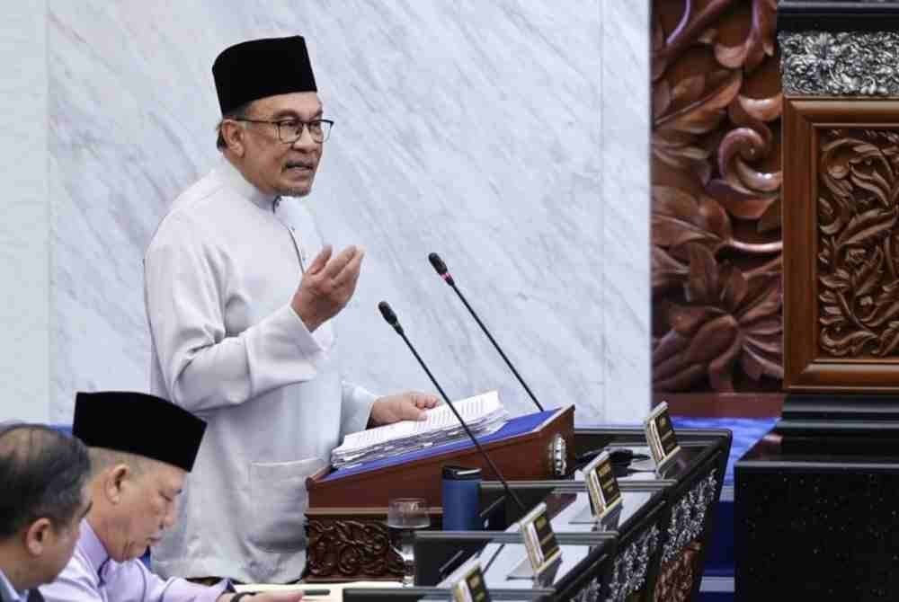 Anwar ketika membentangkan Belanjawan 2025 di Dewan Rakyat pada Jumaat. Foto Bernama