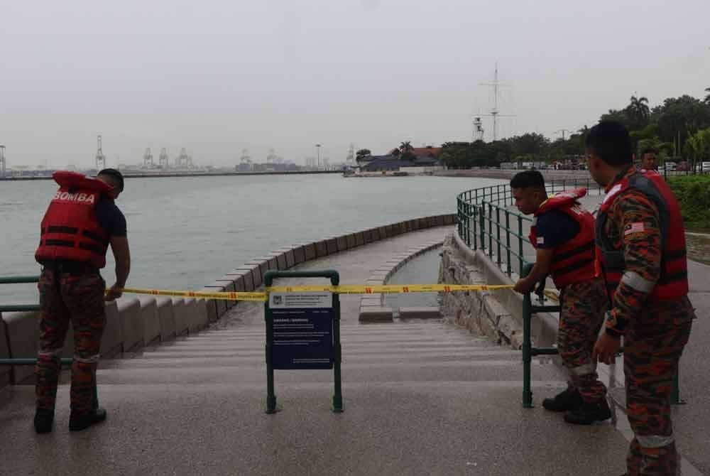 Tindakan bomba menutup kawasan pejalan kaki di Tembok Laut Padang Kota adalah untuk keselamatan orang awam ketika keadaan cuaca yang tidak menentu di Pulau Pinang.