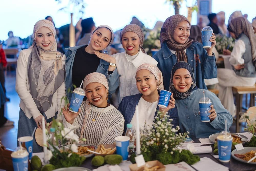 Penggemar Gigi Coffee menikmati minuman kopi di pelancaran Gigi Coffee x Tudung Ruffle.