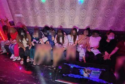 Antara wanita warga asing yang ditahan dalam serbuan premis disyaki terlibat kegiatan pelacuran di Kepong, Kuala Lumpur pada Khamis.