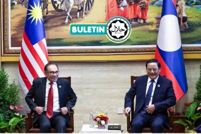 PERDANA MENTERI, Datuk Seri Anwar Ibrahim bersama rakan sejawatnya dari Laos, Sonexay Siphandone pada Sidang Kemuncak ASEAN ke-44 dan ke-45 serta Sidang Kemuncak Berkaitan di Vientiane, Laos baru-baru ini. Foto BERNAMA
