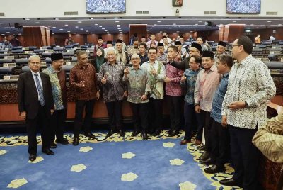 Hamzah (empat dari kiri) bersama sebahagian ahli Parlimen pembangkang yang hadir di Parlimen pada Khamis.