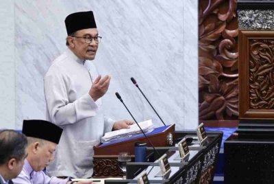Anwar ketika membentangkan Belanjawan 2025 di Dewan Rakyat pada Jumaat. Foto Bernama