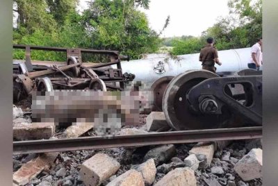 Sebuah kereta api yang mengangkut bahan api tergelincir di Wilayah Tengah Utara Sri Lanka selepas bertembung dengan sekumpulan gajah liar di landasan kereta api.