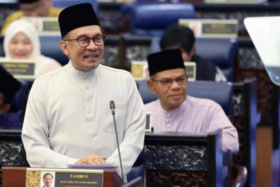Anwar ketika membentangkan Belanjawan 2025 di Dewan Rakyat pada Jumaat. Foto Bernama
