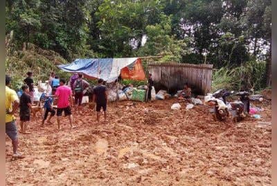 Keadaan tanah runtuh di salah satu kawasan susulan hujan lebat semalam.