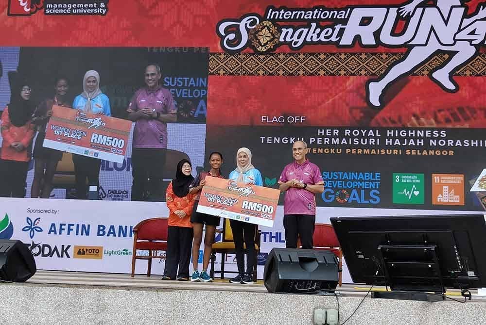 Tengku Permaisuri Norashikin (dua dari kanan) menyampaikan hadiah kemenangan peserta kategori larian ISR 4.0.
