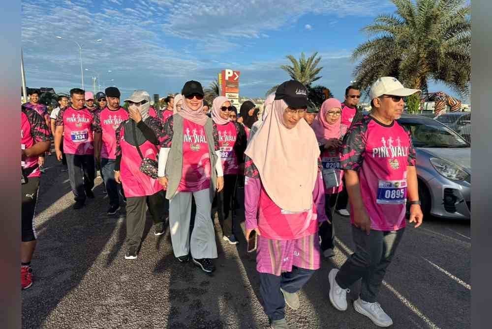 Puan Sri Tunku Noor Hayati (tiga dari kanan) yang turut berjalan kaki bersama para peserta.