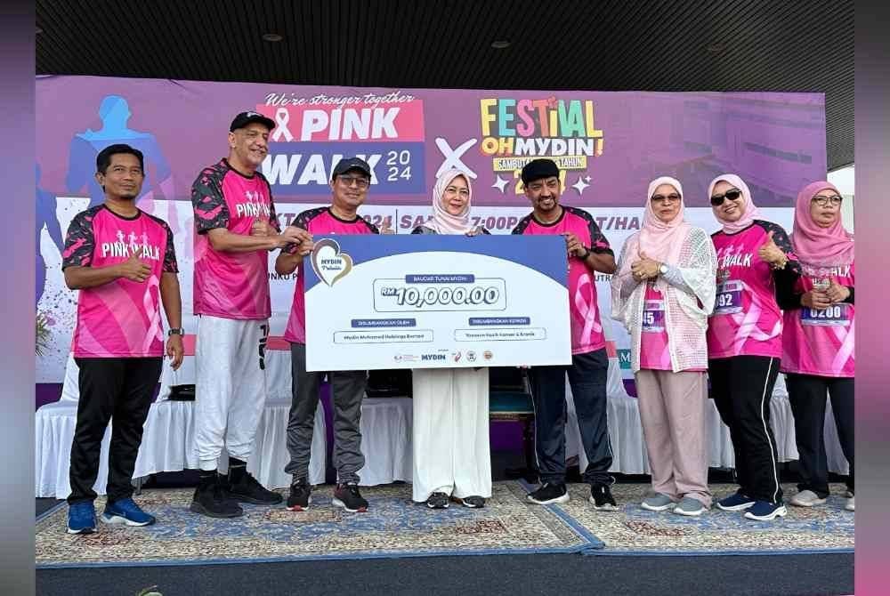 Salim (empat dari kiri) menyampaikan sumbangan RM10,000 daripada Mydin ke tabung kanser.