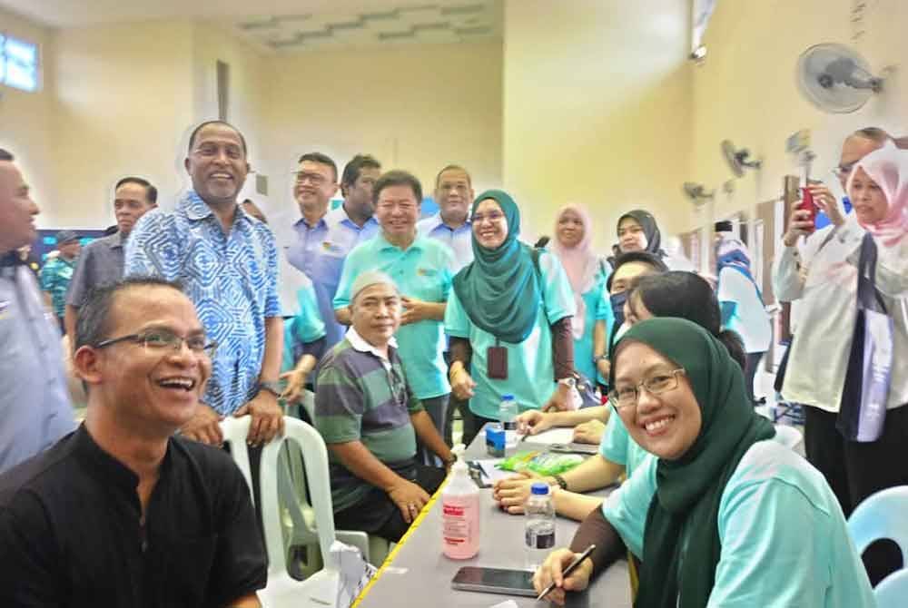 Zambry (berdiri dua dari kiri) ketika hadir ke Program Khidmat Masyarakat Mari Berjumpa Pakar Kesihatan anjuran Hospital Canselor Tuaku Muhriz UKM di Dewan Komuniti Bestari, Batu 10 di sini pada Sabtu.