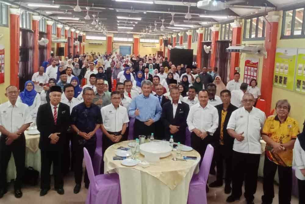 Mohamad (tujuh dari kanan) bersama penerima sempena Majlis Anugerah Perkhidmatan Cemerlang (APC) Tahun 2023 di Pejabat Pendidikan Daerah (PPD) Rembau pada Sabtu.