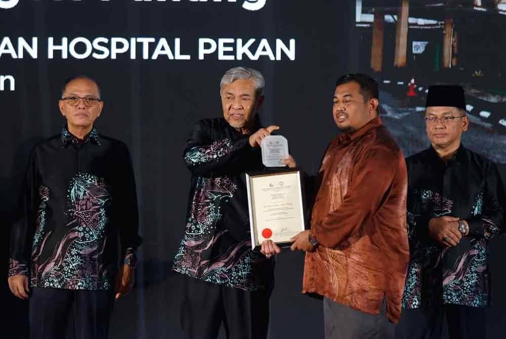 Ahmad Zahid menyerahkan Sijil Halal Champion Negeri Pahang kepada para penerima sempena Majlis Perasmian Program Halal On Track 2024@Pahang Darul Makmur di Dewan Jubli Perak Sultan Haji Ahmad Shah di sini, pada Sabtu.