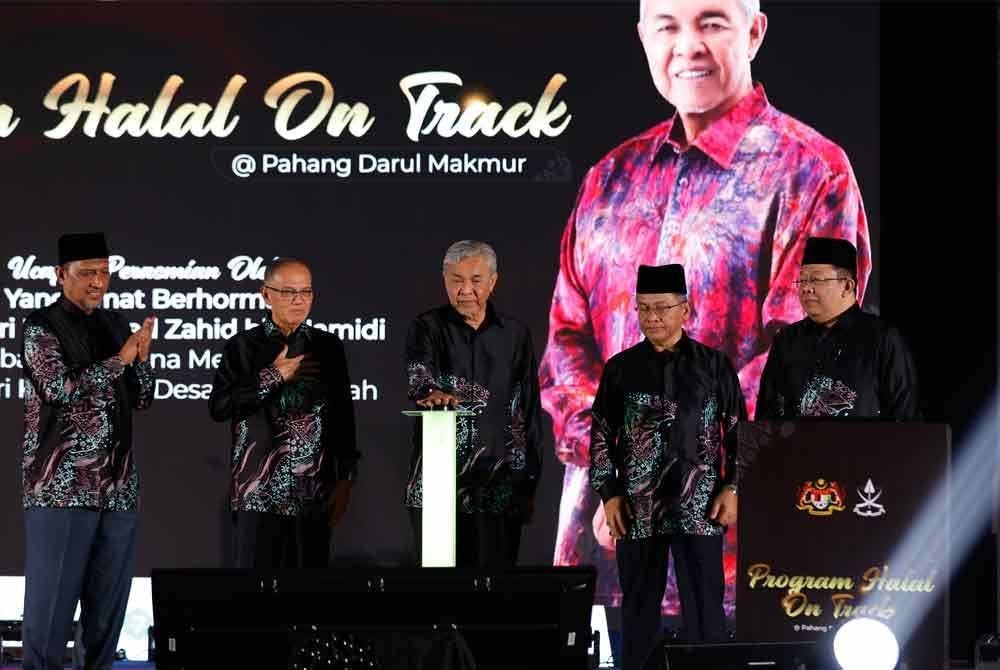 Ahmad Zahid menyempurnakan gimik perasmian Program Halal On Track 2024@Pahang Darul Makmur di Dewan Jubli Perak Sultan Haji Ahmad Shah di sini, pada Sabtu.