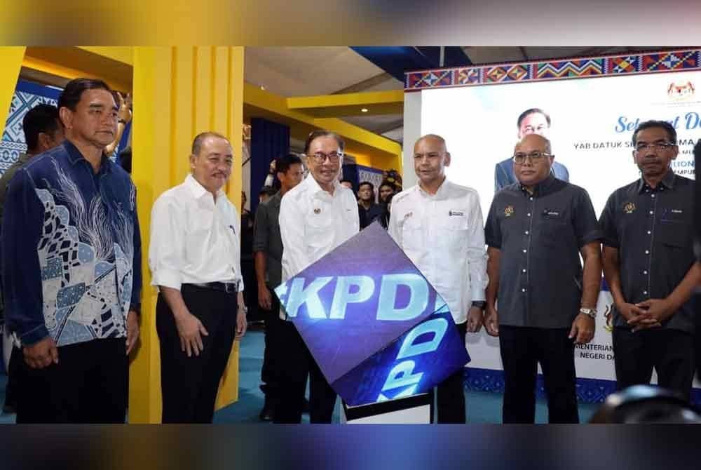 Armizan (tiga dari kanan) mengiringi Anwar (tiga dari kiri) dan Ketua Menteri Sabah, Datuk Seri Hajiji Noor (dua dari kiri) melancarkan Gerakan Membanteras Manipulasi dan Ketirisan (Gempur) pada Program Madani Rakyat 2024 Sayangi Sabah, di Likas, Kota Kinabalu.