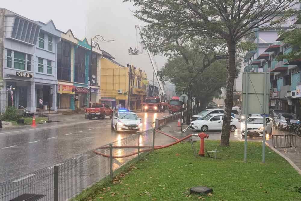 Hujan lebat membantu operasi pemadaman dijalankan anggota bomba sebelum kebakaran berjaya dikawal dan dipadamkan.