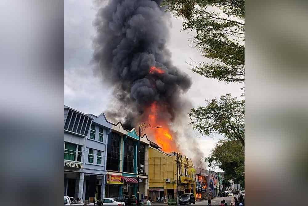 Api marak dengan cepat kerana angin bertiup agak kencang.