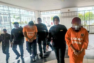 Mereka ditempatkan di Lokap SPRM Pulau Pinang sepanjang tempoh reman.