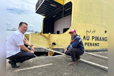 Soon Hin (kiri) dan salah seorang kakitangan Printhero melawat Feri Pulau Pinang pada Sabtu.