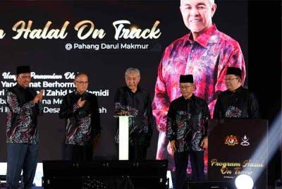 Ahmad Zahid menyempurnakan gimik perasmian Program Halal On Track 2024@Pahang Darul Makmur di Dewan Jubli Perak Sultan Haji Ahmad Shah di sini, pada Sabtu.