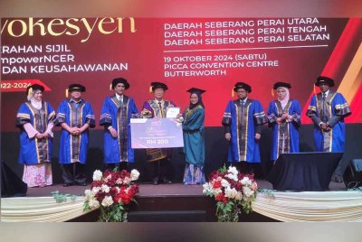 Kon Yeow (tengah) menyaksikan penyampaian anugerah sempena Majlis Konvokesyen Penganugerahan Sijil Program EmpowerNCER:Kemahiran dan Keusahawanan Bagi Daerah Seberang Perai pada Sabtu.