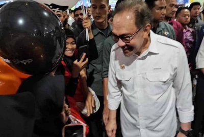 Anwar beramah mesra dengan orang ramai yang hadir pada Program Madani Rakyat 2024 di Likas, Kota Kinabalu.