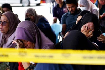 Suasana pilu menyelubungi kawasan tebingan Sungai Sarawak semasa operasi pencarian lima mangsa bot regata yang karam yang dikhuatiri lemas pada sesi latihan di Sungai Sarawak. Foto Bernama