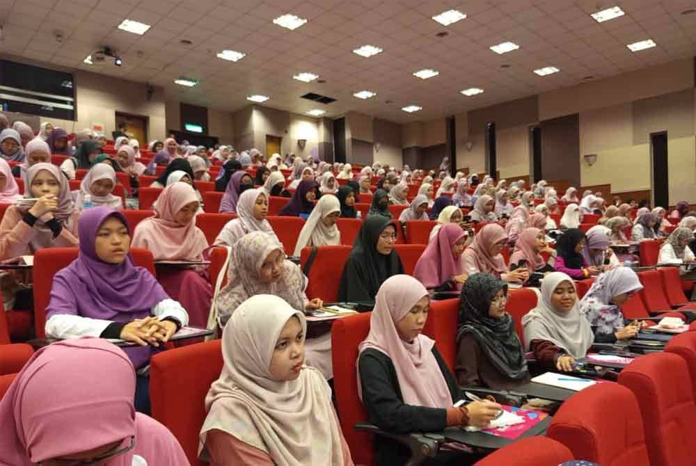 Sebahagian peserta program Women #QuranHour yang dianjurkan sempena Konvensyen Hawa 2024 di USIM pada Sabtu.