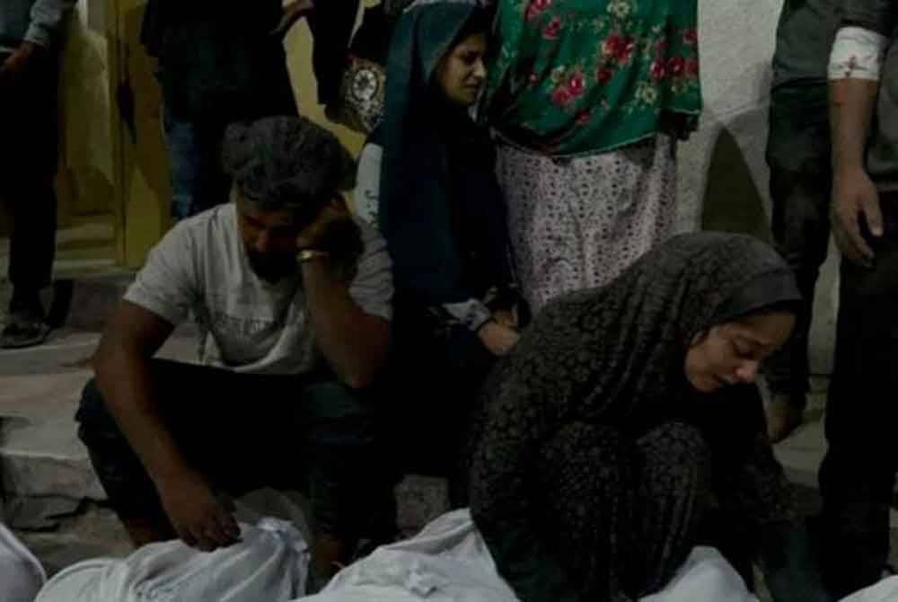 Serangan udara itu menyasarkan sebuah bangunan bertingkat dan merosakkan beberapa rumah berhampiran. - Foto X/Quds News Network